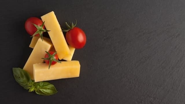 can cats eat cheese