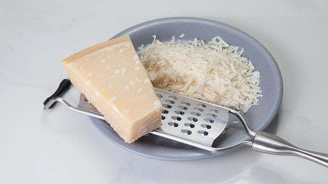 can cats eat parmesan cheese