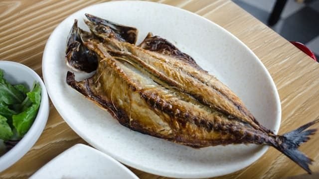 can cats eat fish bones?