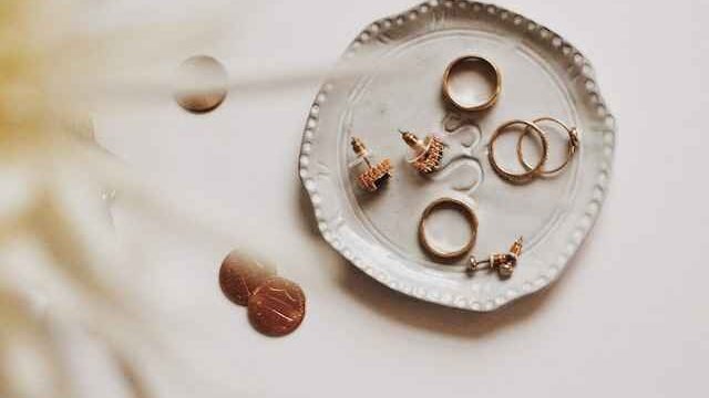 do cats eat jewelry