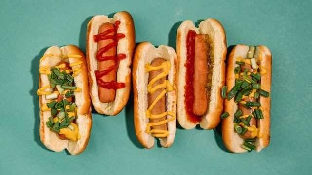 can cats eat hot dogs